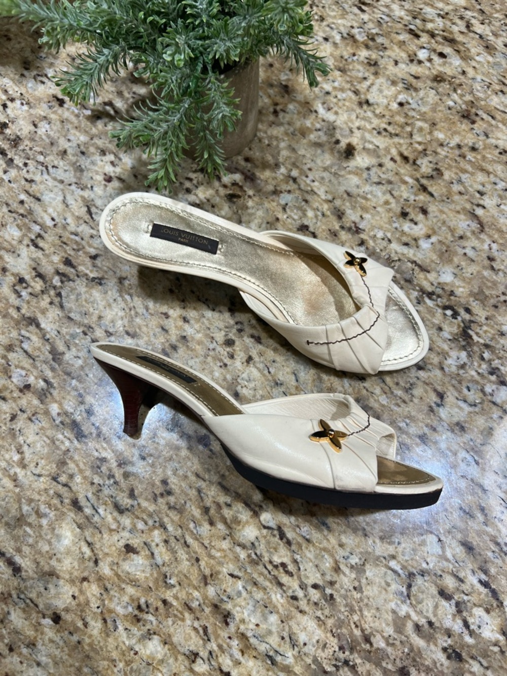 Louis Vuitton Cream Leather Slip-On Kitten Heel Mules with Gold Flower 36.5 - Picture 4 of 12